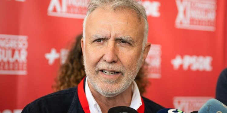 ARRECIFE (LANZAROTE), 16/03/2025.- El secretario general del PSOE Canarias y ministro del Gobierno de España, Ángel Víctor Torres, ha asistido hoy domingo a la clausura del 11º Congreso del PSOE Lanzarote, donde ha sido reelegida secretaria general insular, Dolores Corujo. En la foto el ministro atendiendo a los medios de comunicación. EFE/Adriel Perdomo