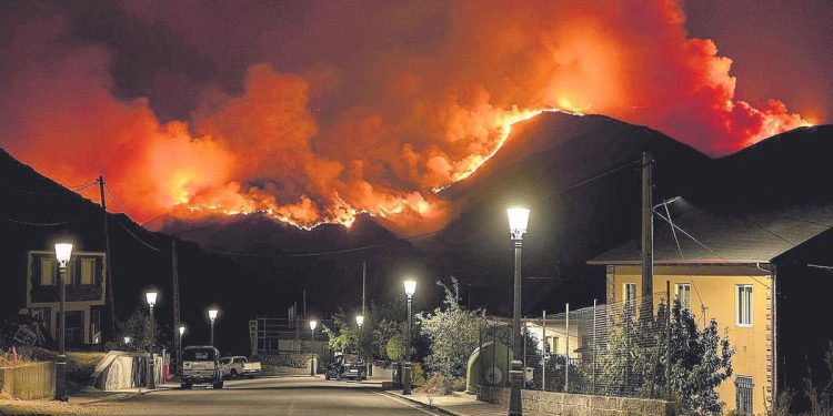 Vista del incendio que permanece activo este domingo en Casaio, Carballeda de Valdeorras (Ourense). EFE/Brais Lorenzo