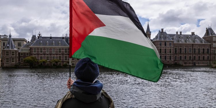 20/04/2024 April 20, 2024, The Hague, South Holland, Netherlands: A pro-Palestinian demonstrator waves a Palestinian flag in front of the Dutch House of Representatives. On April 20, 2024, pro-Palestinian demonstrators marched in solidarity with Gaza through the center of The Hague, the Netherlands. One of the demonstrators' main calls for the Dutch government to end its support and complacency of Israel's actions against Gaza.
POLITICA 
Europa Press/Contacto/James Petermeier