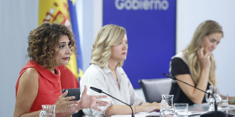 La ministra Portavoz, Pilar Alegría, María Jesús Montero, vicepresidenta primera y ministra de Hacienda, y Sara Aagesen, vicepresidenta tercera y ministra para la Transición Ecológica y el Reto Demográfico, durante la rueda de prensa posterior al Consejo de Ministros, este martes en Madrid.-EFE/ Chema Moya