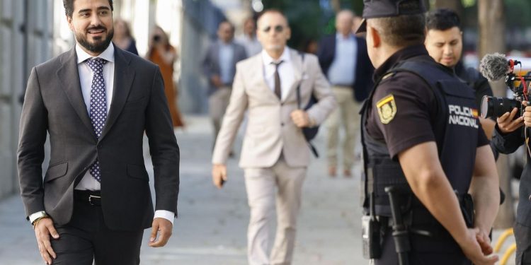 MADRID, 11/07/2025.-El eurodiputado Luis Pérez Fernández (i), conocido como Alvise, a su llegada al Tribunal Supremo donde está citado este viernes para declarar en la causa abierta por la presunta aceptación de 100.000 euros de un empresario para su formación política en las pasadas elecciones europeas.EFE/ Mariscal