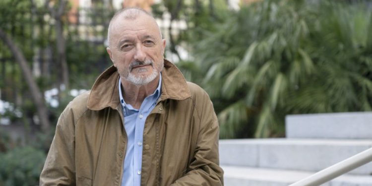 perez reverte suspende jornadas guerra civil sevilla presiones podemos 2026