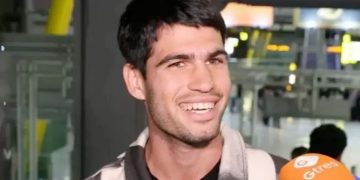 carlos alcaraz regreso espana abierto australia 2026 aeropuerto