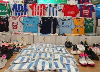Macrooperación policial en España frena el negocio millonario de las equipaciones de fútbol ilegales