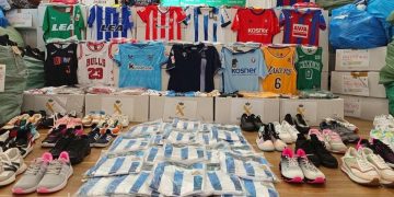 Macrooperación policial en España frena el negocio millonario de las equipaciones de fútbol ilegales