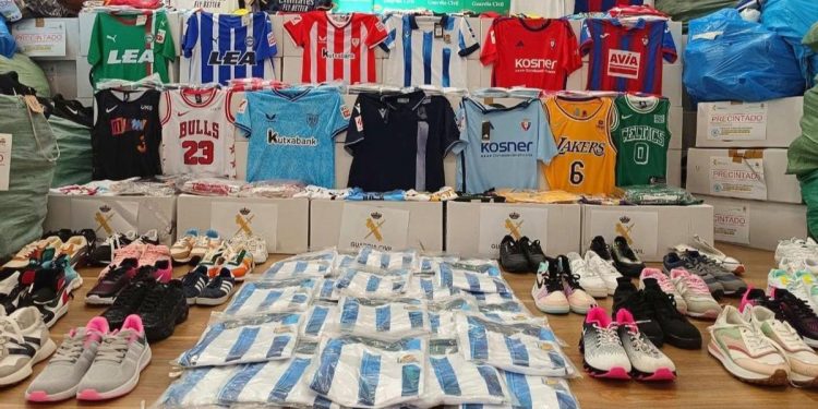 Macrooperación policial en España frena el negocio millonario de las equipaciones de fútbol ilegales