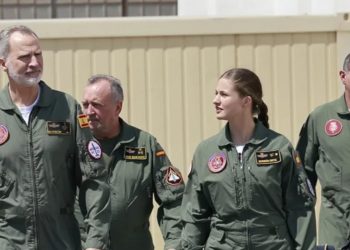Vuelo real en San Javier: El rey Felipe VI y la princesa Leonor surcan el cielo juntos en sendos PC-21