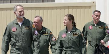 Vuelo real en San Javier: El rey Felipe VI y la princesa Leonor surcan el cielo juntos en sendos PC-21