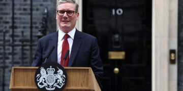 Keir Starmer dimite como primer ministro del Reino Unido y abre paso a la sucesión laborista