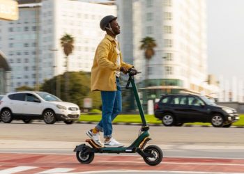 Edad mínima de 15 años para patinetes y casco obligatorio: las claves del nuevo reglamento de la DGT