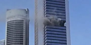Incendio y desalojo de urgencia en la Torre Moeve de Madrid: buscan a tres personas desaparecidas