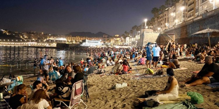 Ceuta celebra la noche de San Juan con música frente al mar, la quema del ‘Juanillo’ y un novedoso espectáculo de drones