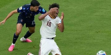 España confirma el liderato del grupo H ante Uruguay gracias a la solidez defensiva y un gol de Baena