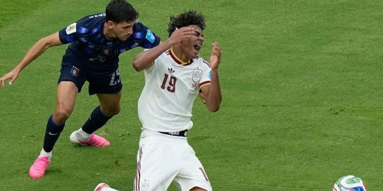 España confirma el liderato del grupo H ante Uruguay gracias a la solidez defensiva y un gol de Baena