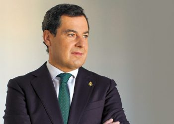 Juanma Moreno abre su debate de investidura en Andalucía con el apoyo de Vox en el aire