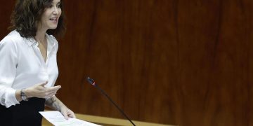 Ayuso advierte a los cónsules que otorgar la nacionalidad mediante la «ley de nietos» de forma indebida es «ilegal»