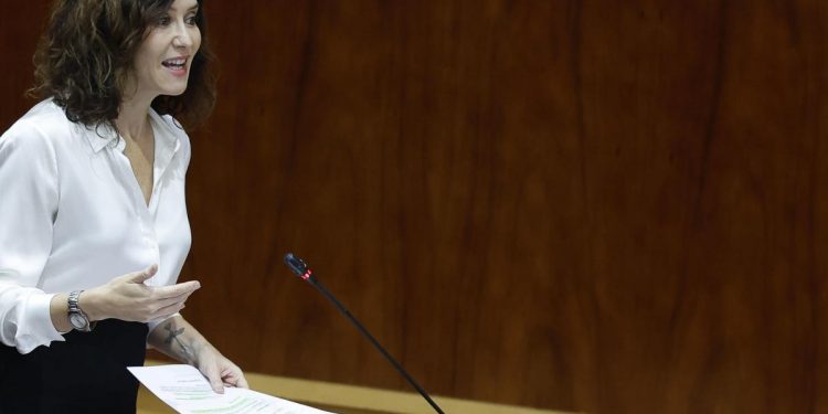 Ayuso advierte a los cónsules que otorgar la nacionalidad mediante la «ley de nietos» de forma indebida es «ilegal»