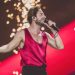 Manuel Carrasco responde a las críticas sobre su vestuario en su último concierto en Madrid: «¿Todavía vamos por ahí a estas alturas?»