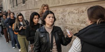 Concluye el plazo para solicitar la regularización extraordinaria de migrantes en España tras registrar cerca del millón de peticiones