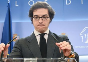 Ofensiva de Vox: Pide a la Junta Electoral suspender el voto por correo desde el extranjero tras denunciar un aumento del 17.9% en el censo CERA