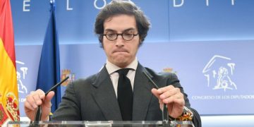 Ofensiva de Vox: Pide a la Junta Electoral suspender el voto por correo desde el extranjero tras denunciar un aumento del 17.9% en el censo CERA