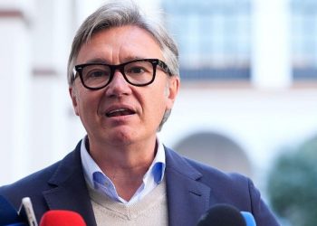 Vox rechaza la investidura de Juanma Moreno en primera votación y aboca al PP a una segunda ronda en 48 horas