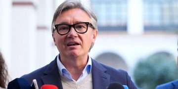 Vox rechaza la investidura de Juanma Moreno en primera votación y aboca al PP a una segunda ronda en 48 horas