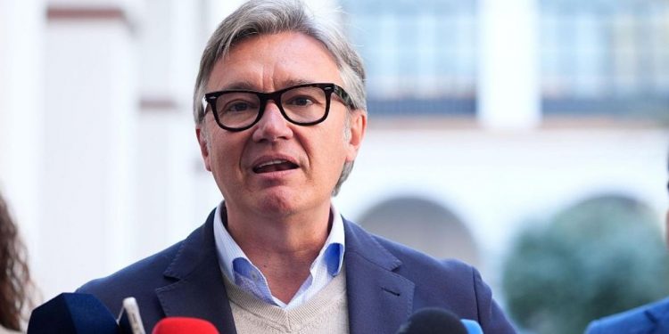 Vox rechaza la investidura de Juanma Moreno en primera votación y aboca al PP a una segunda ronda en 48 horas