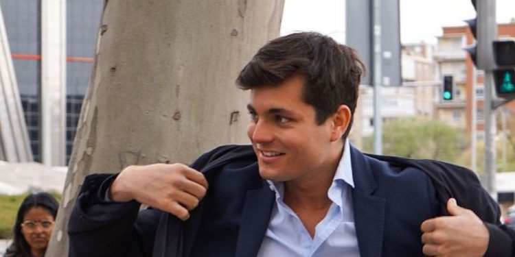 Un juez dicta una orden de detención contra Vito Quiles, que prevé entregarse mañana