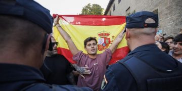 La Policía acude a detener al agitador Vito Quiles, que se declara en rebeldía: «No pienso entregarme»