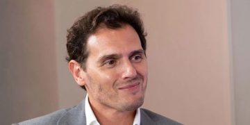 Albert Rivera destaca el papel de las madres de sus hijas y califica a Daniela y Lucía como su «mejor legado»