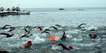 Ceuta se convierte en el epicentro mundial de las aguas abiertas con una histórica ‘Vuelta al Hacho’