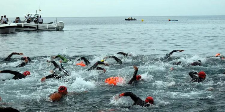 Ceuta se convierte en el epicentro mundial de las aguas abiertas con una histórica ‘Vuelta al Hacho’