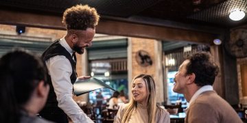 El empleo marca récord en España, pero el verano vuelve a mostrar el peso del turismo y los trabajadores extranjeros