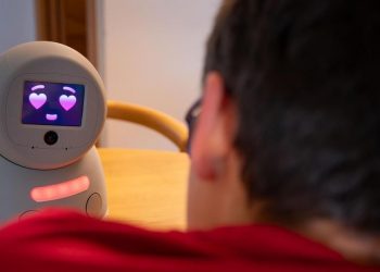 Un robot con inteligencia artificial desarrollado por el CSIC expresa emociones para apoyar a niños con autismo en sus terapias