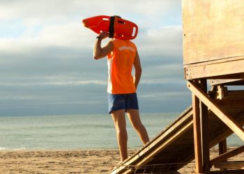 Cuánto cobra un socorrista de playa en España en 2026: sueldo medio, diferencias por zona y factores clave