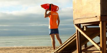 Cuánto cobra un socorrista de playa en España en 2026: sueldo medio, diferencias por zona y factores clave