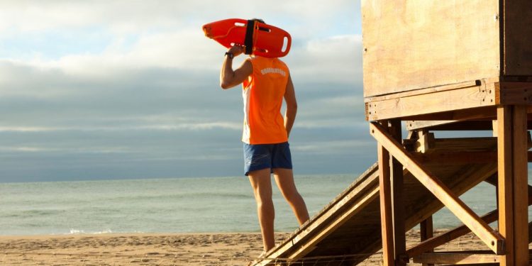 Cuánto cobra un socorrista de playa en España en 2026: sueldo medio, diferencias por zona y factores clave
