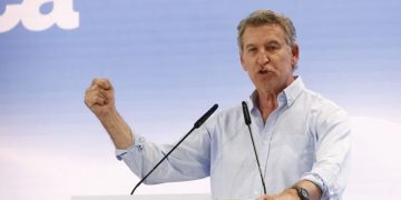 Feijóo rechaza suspender el voto exterior como pide Vox, pero exige aumentar su seguridad y auditar el CERA