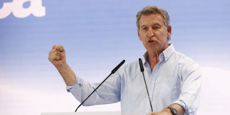 Feijóo rechaza suspender el voto exterior como pide Vox, pero exige aumentar su seguridad y auditar el CERA