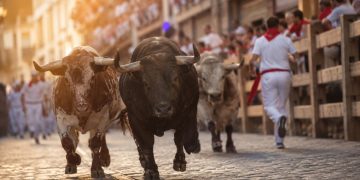 El origen de los Sanfermines: la evolución histórica de las fiestas de Pamplona desde el siglo XII hasta la novela de Hemingway