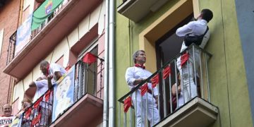 Feijóo se sumerge en los Sanfermines: presencia el segundo encierro y disfruta de la fiesta en Pamplona