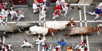 Segundo encierro de San Fermín 2026: Una veloz carrera de Cebada Gago deja un herido por asta y momentos de gran tensión
