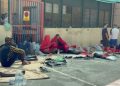 El exterior del CETI de Ceuta se satura: decenas de inmigrantes duermen a la intemperie a la espera de poder ingresar