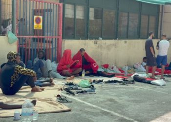 El exterior del CETI de Ceuta se satura: decenas de inmigrantes duermen a la intemperie a la espera de poder ingresar
