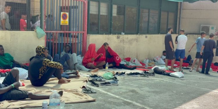 El exterior del CETI de Ceuta se satura: decenas de inmigrantes duermen a la intemperie a la espera de poder ingresar