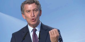 Feijóo alerta en Madrid de una «democracia debilitada» en España y carga contra el «autoritarismo» del Gobierno