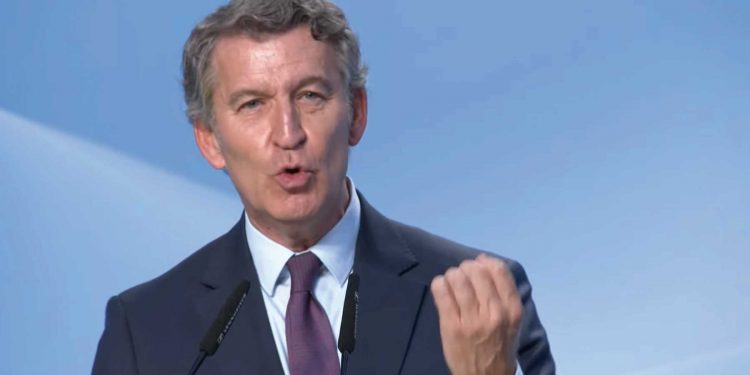Feijóo alerta en Madrid de una «democracia debilitada» en España y carga contra el «autoritarismo» del Gobierno