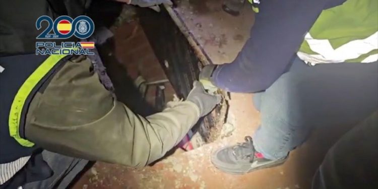 La UDYCO busca a los miembros ocultos del ‘narcotúnel’ y sospecha de la colaboración de agentes de seguridad