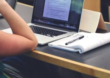 La OCU denuncia a nueve grandes academias de FP ‘online’ por supuestos engaños y cláusulas abusivas